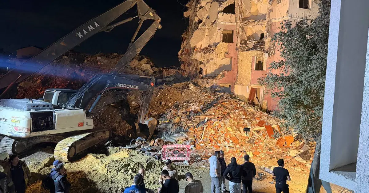 Küçükçekmece'de yıkım sırasında bina çöktü: 2 kişi yaralandı