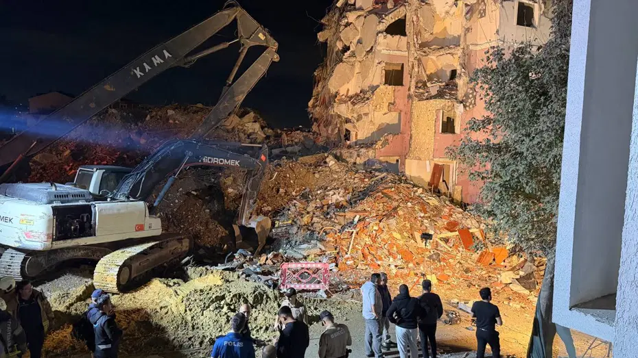 Küçükçekmece'de yıkım sırasında bina çöktü: 2 kişi yaralandı