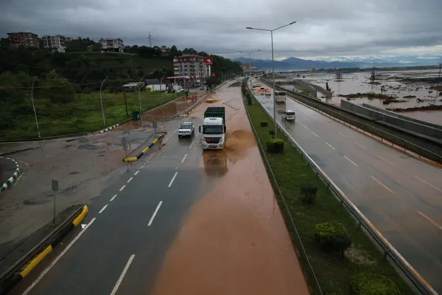 Sıcaklık hızla düşecek, sağanak aralıksız devam edecek. Bugün hava nasıl olacak? 1