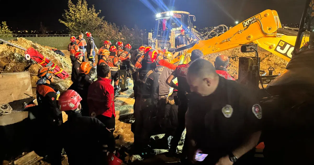 Villa bahçesinde kaçak kazı. Göçük altında kalan 2 işçiden biri hayatını kaybetti