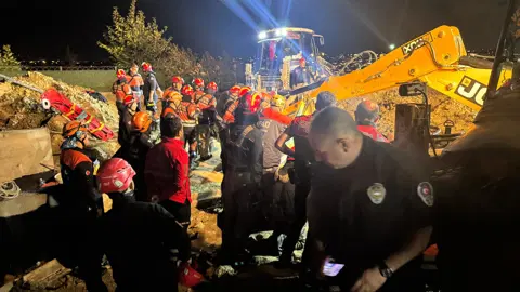 Villa bahçesinde kaçak kazı. Göçük altında kalan 2 işçiden biri hayatını kaybetti