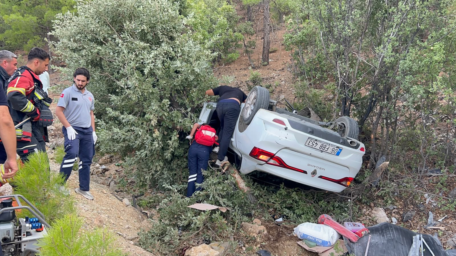 Şarampole devrilen otomobilin sürücüsü ağır yaralandı