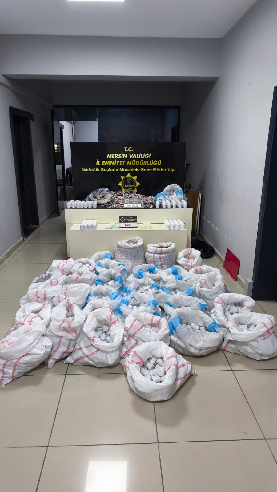 Hastane otoparkındaki panelvanda 256 bin sentetik ecza hapı bulundu