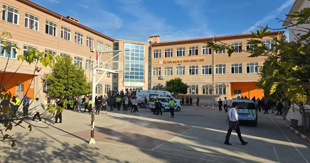 Manisa Turgutlu'da lisenin önünde silahlı saldırı: 3 öğrencinin durumu kritik