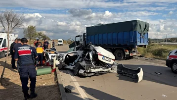 Bursa'da trafik kazasında hamile kadın ile 3 yaşındaki kızı hayatını kaybetti