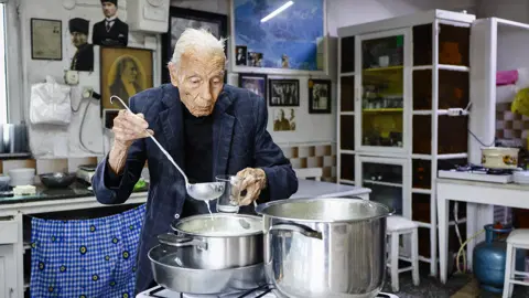 80 yıllık dükkanına veda etti. Eşref amca sırrını kaliteli malzeme diye açıkladı