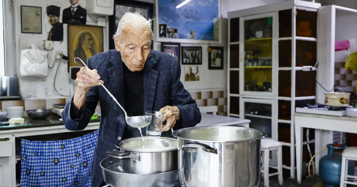 80 yıllık dükkanına veda etti. Eşref amca sırrını kaliteli malzeme diye açıkladı