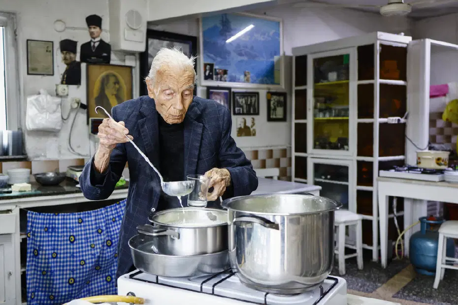 80 yıllık dükkanına veda etti. Eşref amca sırrını kaliteli malzeme diye açıkladı