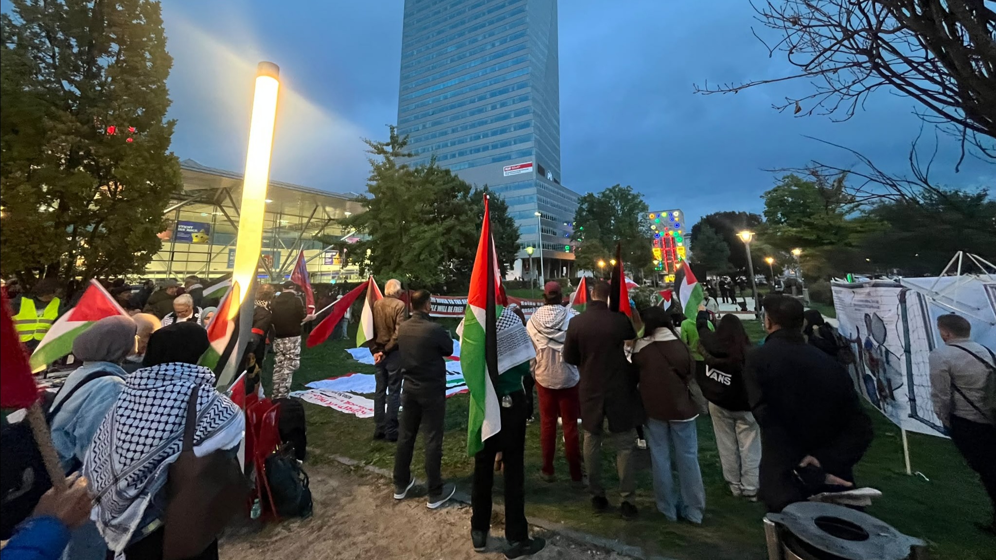 Uluslar Ligi'ndeki maç öncesi İsrail'e protesto. "Barış, haysiyet ve adalet"