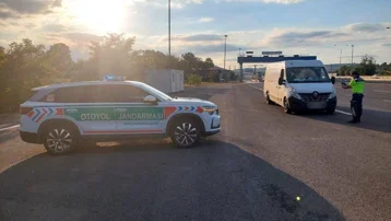 Sakarya'da belgesiz taşınan 2,2 ton midye ile 156 küçükbaş hayvana el konuldu
