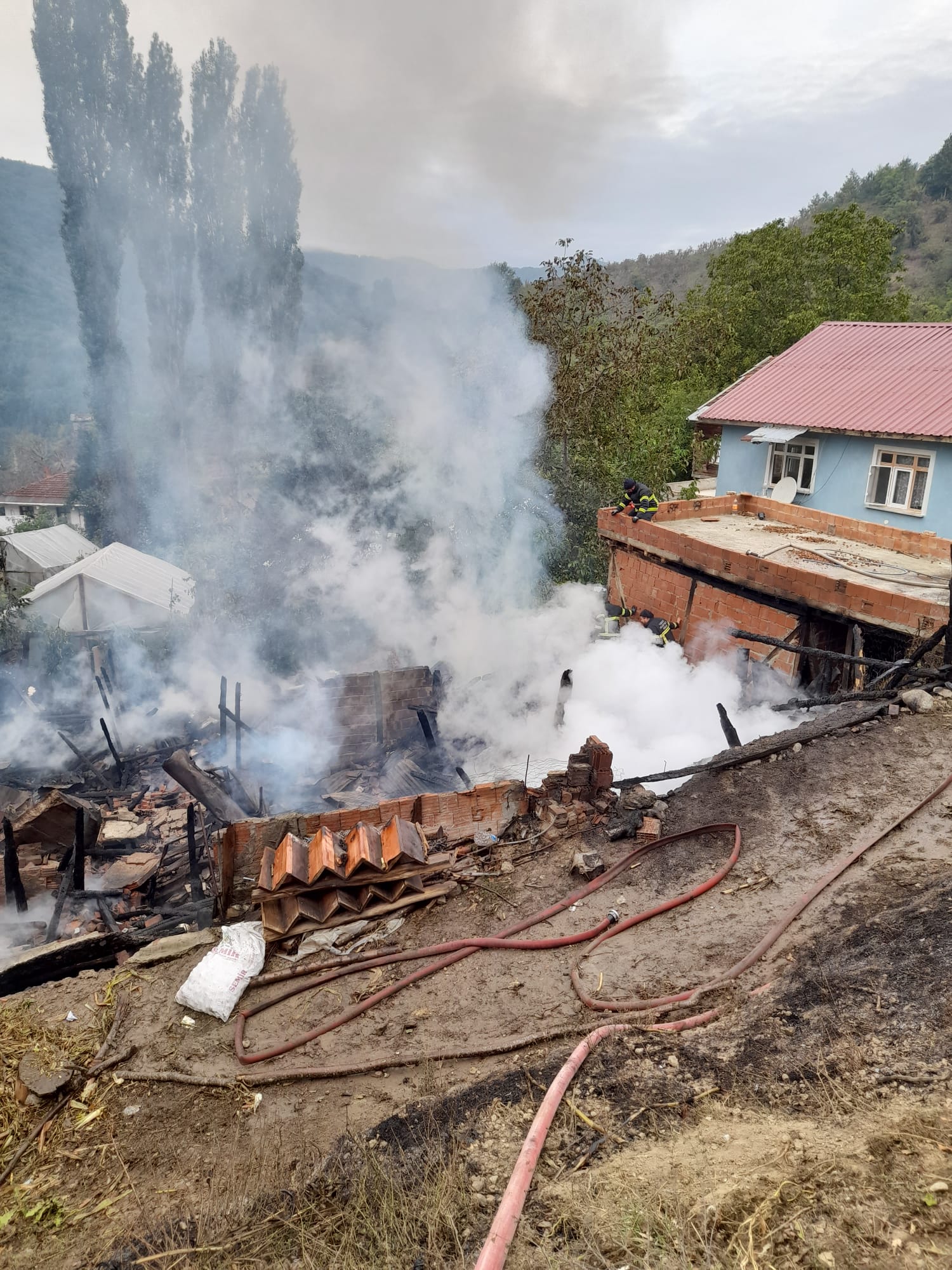 Kastamonu'da çıkan yangında ev ve ahır kullanılamaz hale geldi. Ahırdaki hayvanlar telef oldu