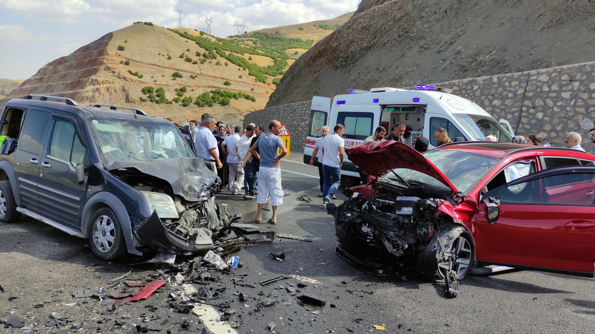 Bingöl'de hafif ticari araç ile otomobilin çarpıştığı kazada 5 kişi yaralandı