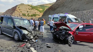 Bingöl'de hafif ticari araç ile otomobilin çarpıştığı kazada 5 kişi yaralandı