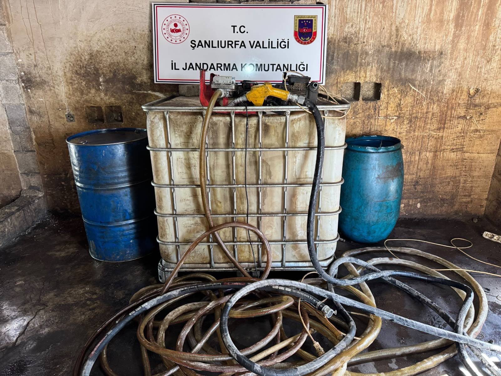 Şanlıurfa'da toprağa gömülü tankta bin 250 litre kaçak akaryakıt ele geçirildi