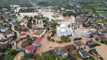 Sakarya'da sağanak sele neden oldu. 4 ilçe 18 okulda eğitime ara verildi