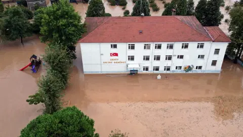 Görüntüler Sakarya'dan: Yollar ve evler sular altında