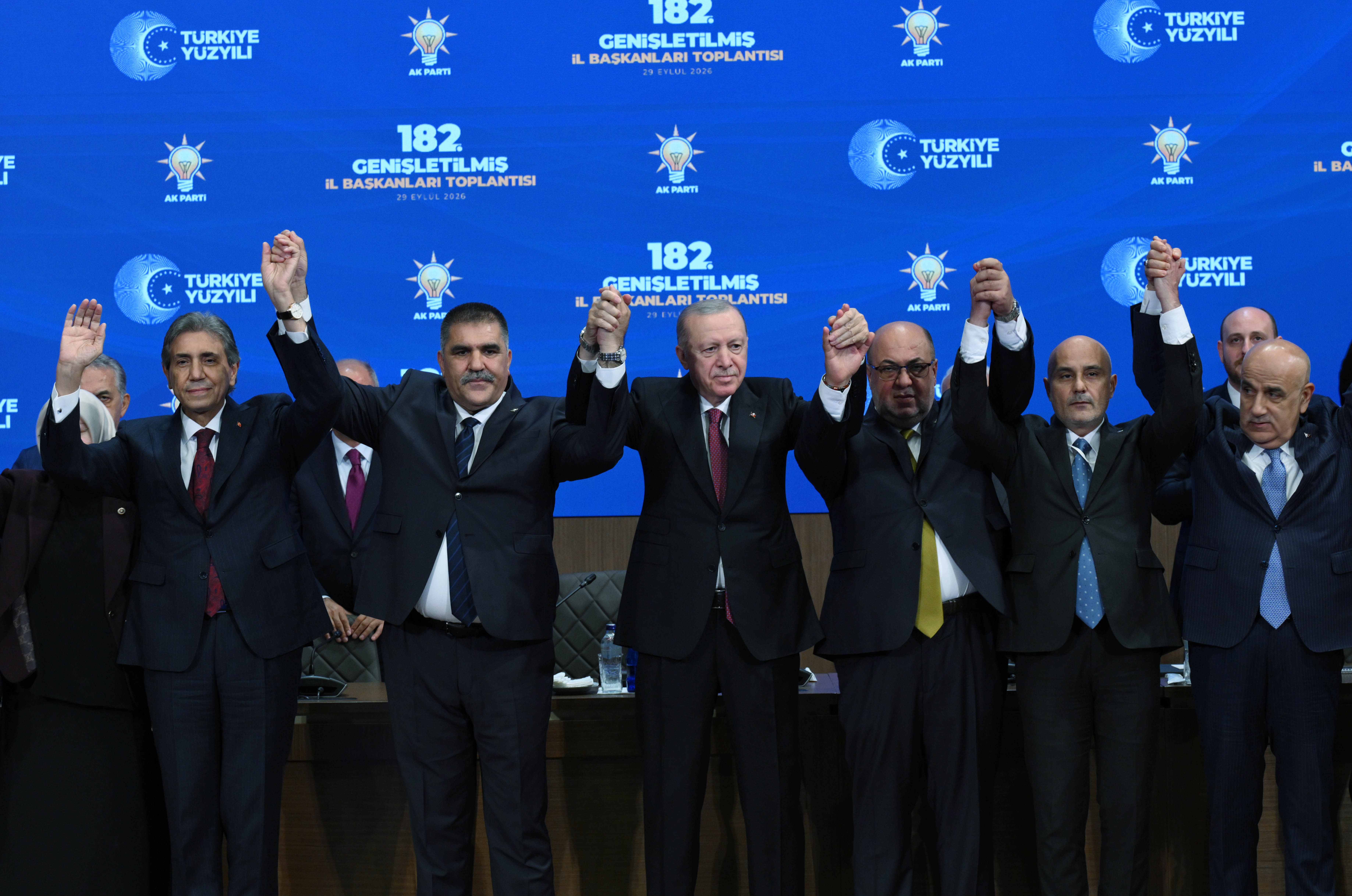 8 belediye başkanı AKP'ye katılma iddiası