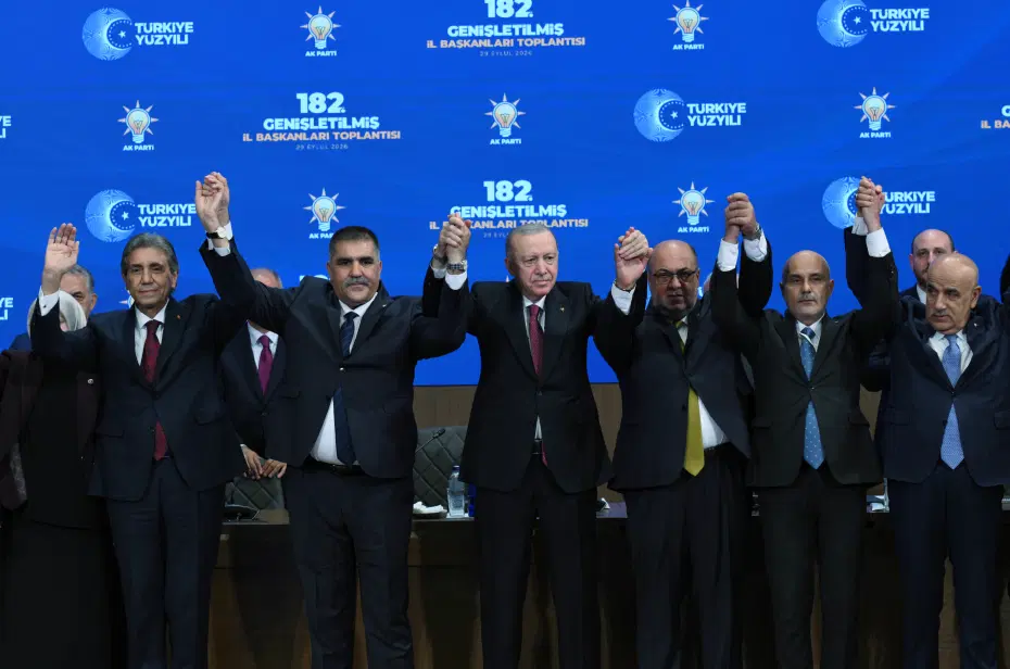 Dokuz belediye başkanı AK Parti'ye katıldı
