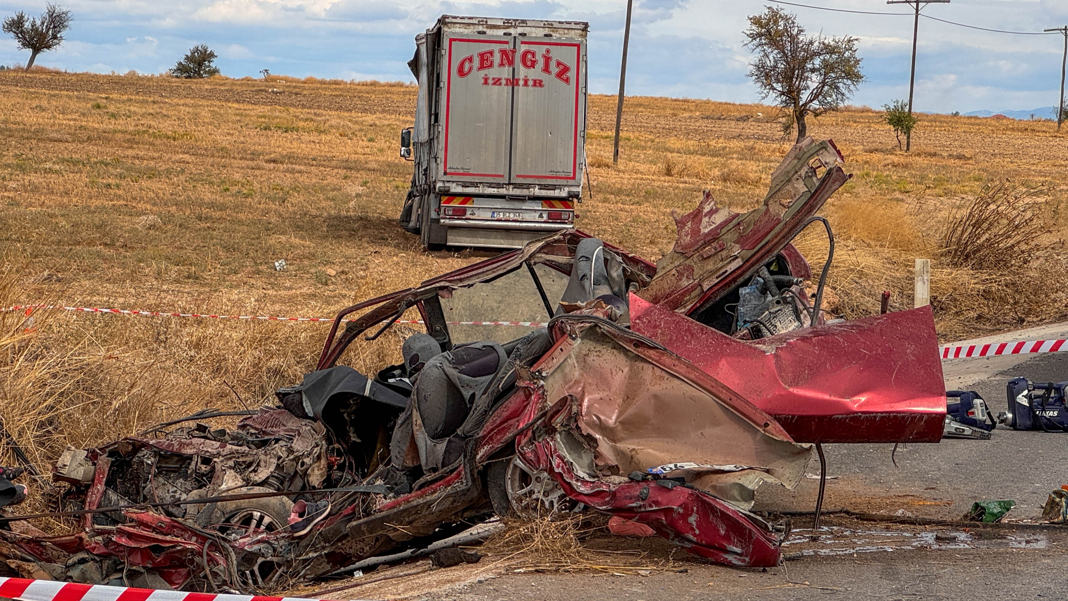 Uşak'ta kamyonla otomobilin çarpıştığı kazada 3 kişi öldü