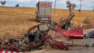 Uşak'ta kamyonla otomobilin çarpıştığı kazada 3 kişi öldü