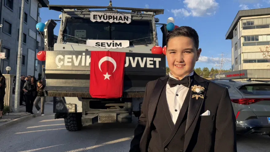 Şehit oğluna anlamlı hediye. Babasının adının verildiği TOMA sünnet arabası oldu Şehit oğluna anlamlı hediye. Babasının adının verildiği TOMA sünnet arabası oldu