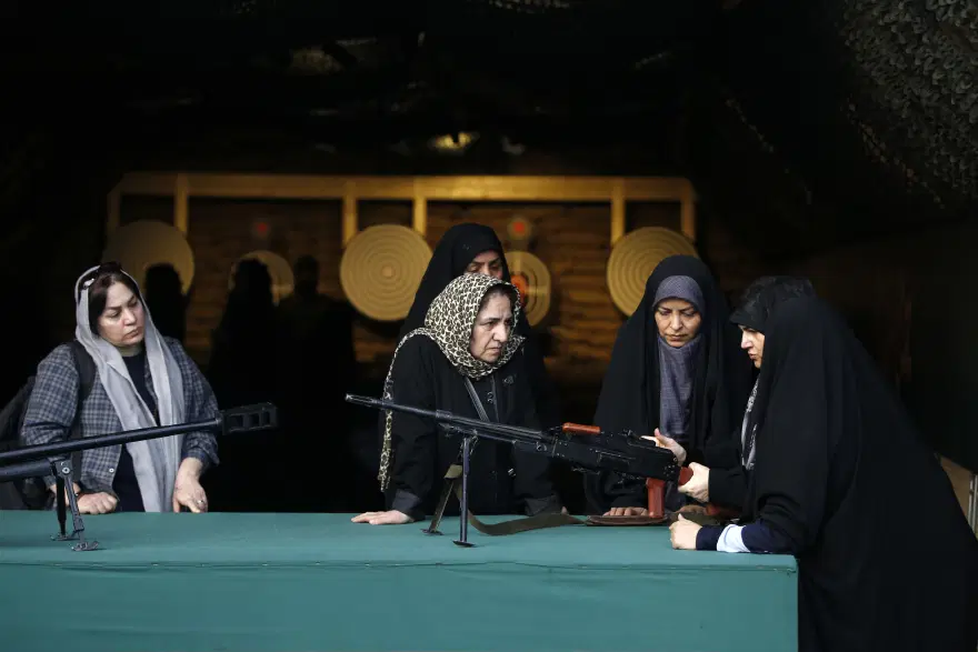 İran olası işgale karşı sivillere silah eğitimi veriyor 2