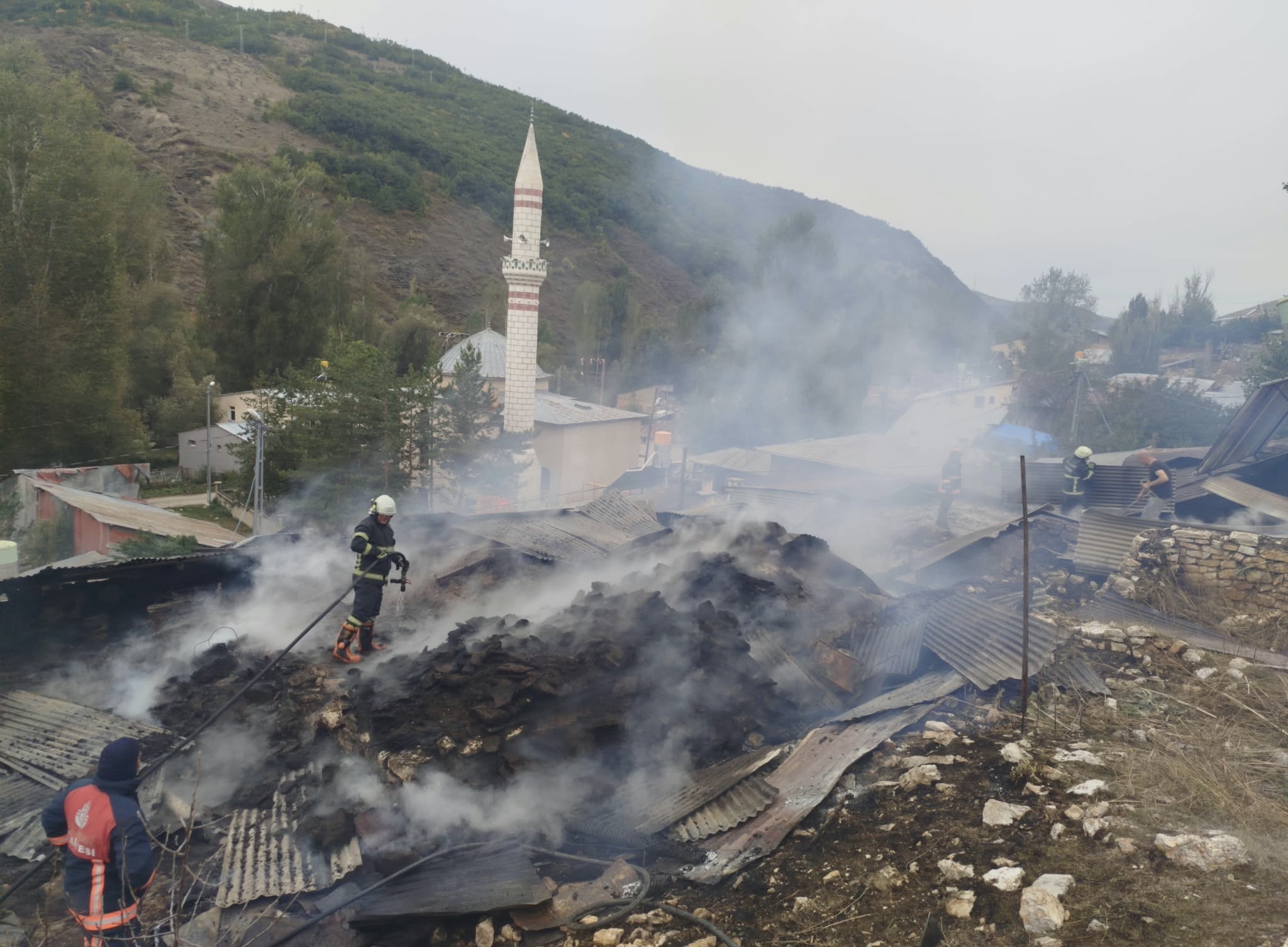 Bayburt'ta çıkan yangında 5 ev zarar gördü