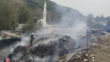 Bayburt'ta çıkan yangında 5 ev zarar gördü