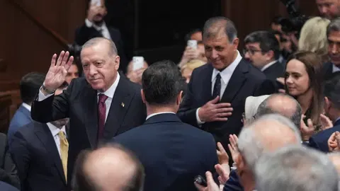 İzmir ilk kez AK Parti'de. Cemil Tugay'ın rozetini Cumhurbaşkanı Erdoğan taktı