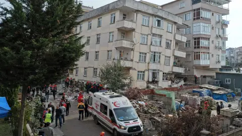 Maltepe'de çöken binadan kurtarılan vatandaş: Binamız çatlaktı, çatır çatır