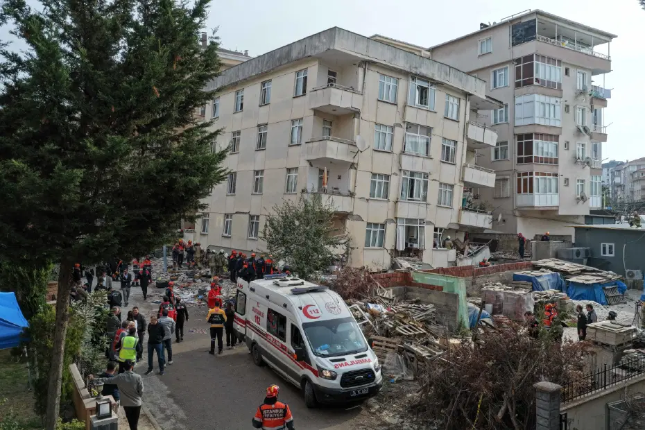 Maltepe'de çöken binadan kurtarılan vatandaş: Binamız çatlaktı, çatır çatır ses duyuluyordu