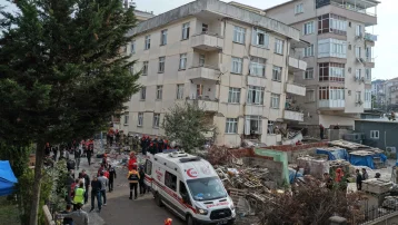 Maltepe'de çöken binadan kurtarılan vatandaş: Binamız çatlaktı, çatır çatır ses duyuluyordu