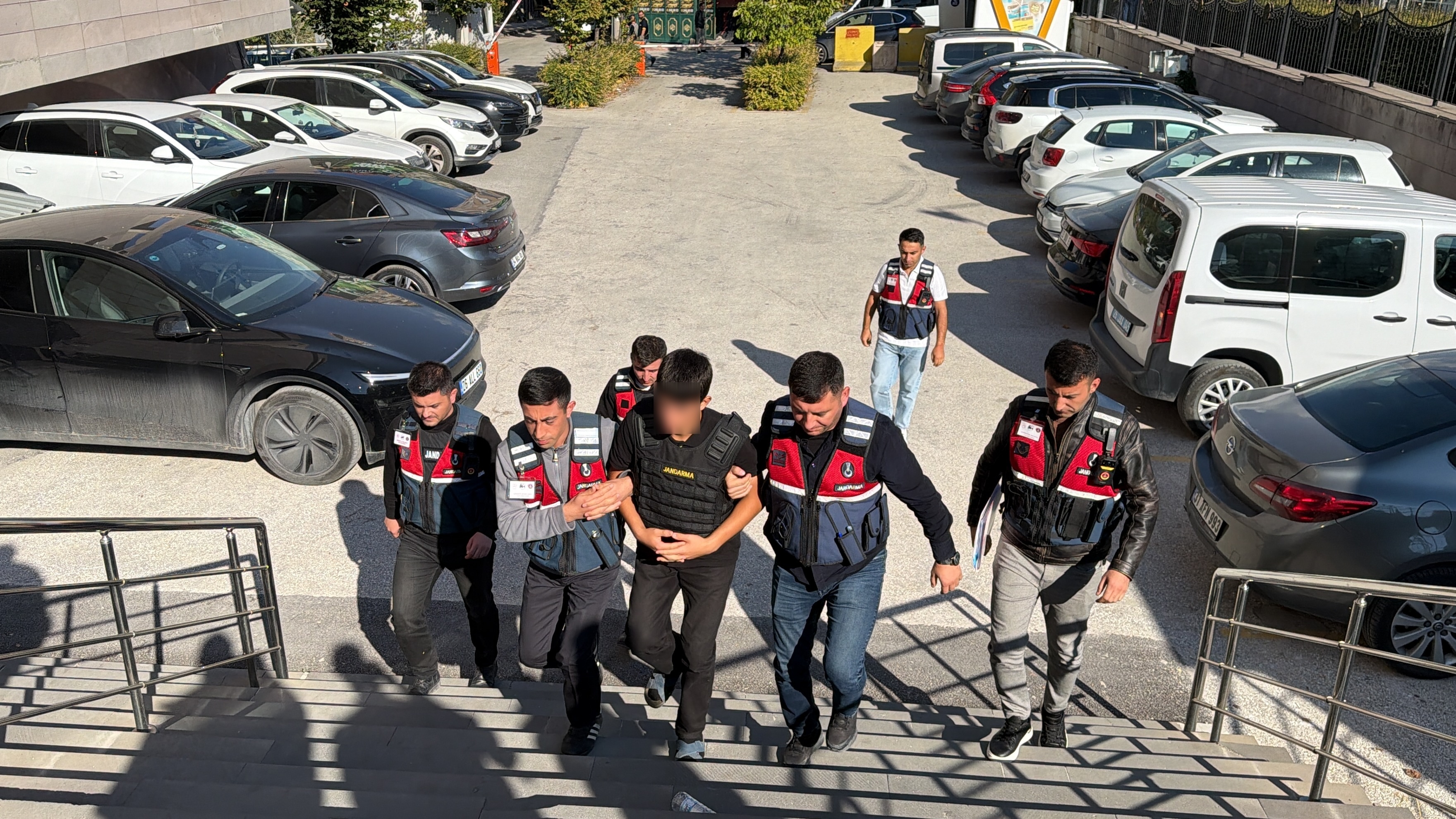 Amcasını silahla vurarak öldüren 15 yaşındaki şüpheli adliyeye sevk edildi