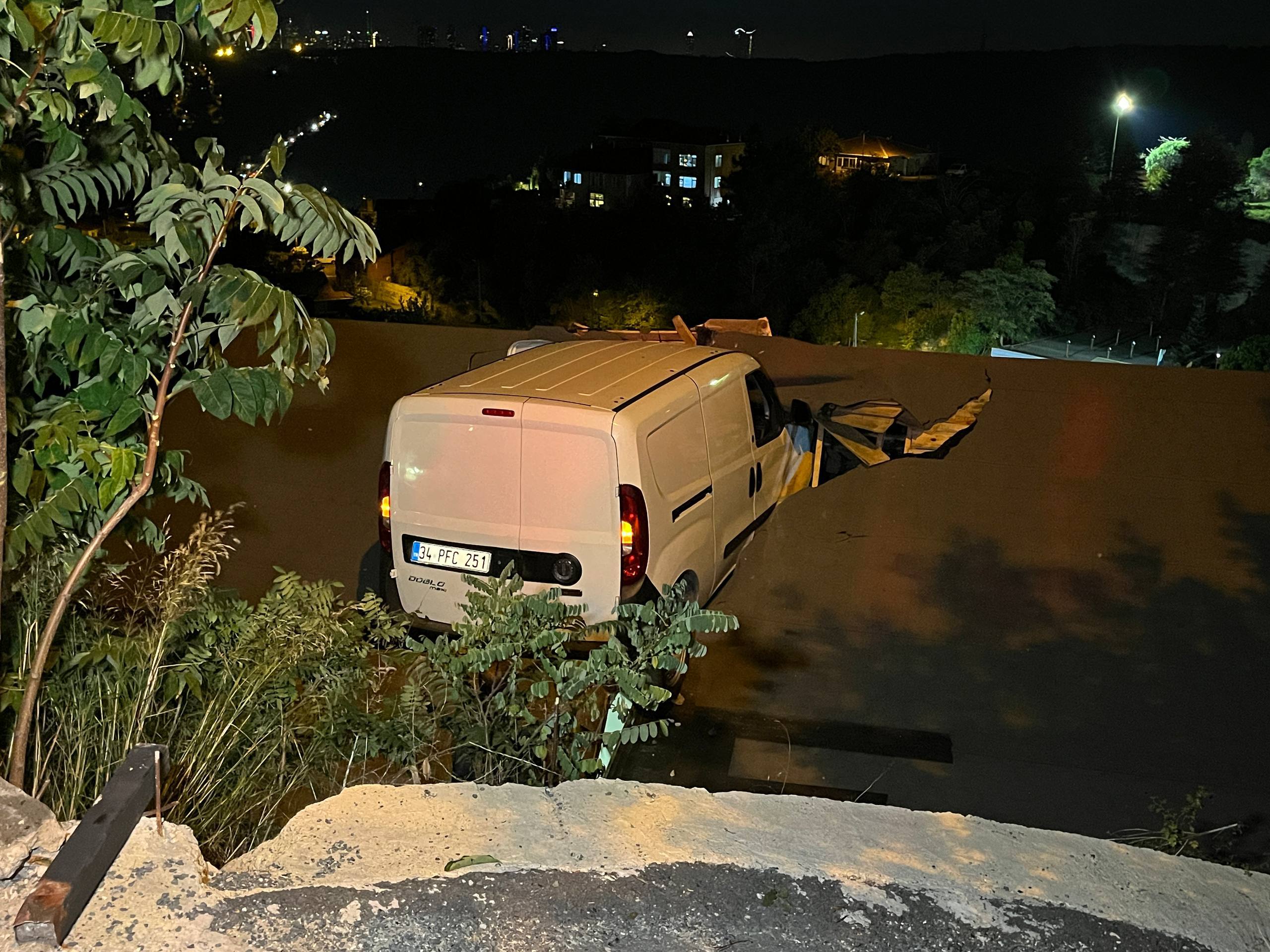Evin çatısına araba düştü. Sürücü yaralandı