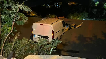 Evin çatısına araba düştü. Sürücü yaralandı