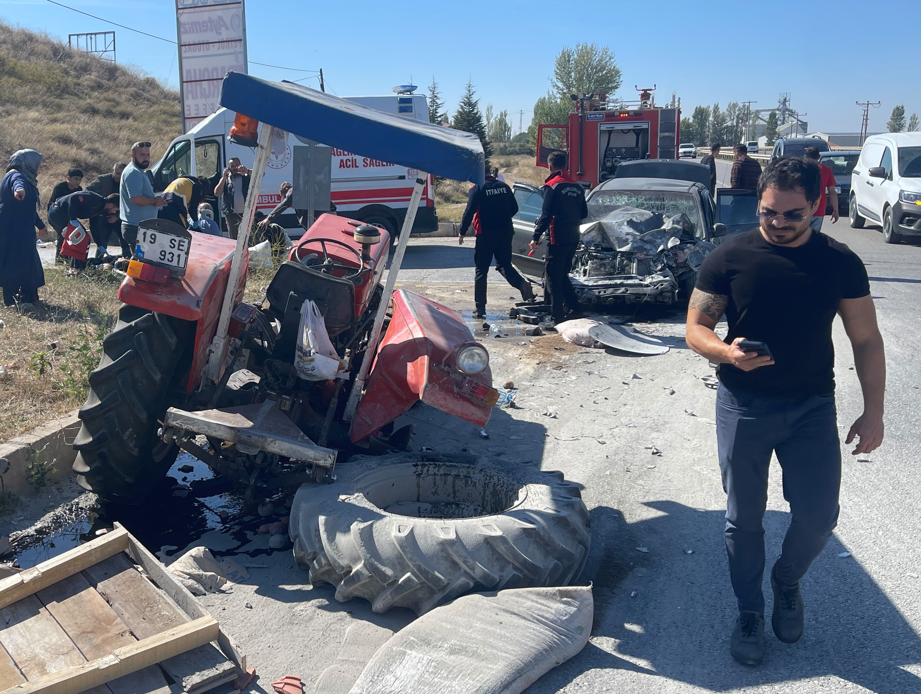 Traktör ile otomobil çarpıştı. 7 yaralı