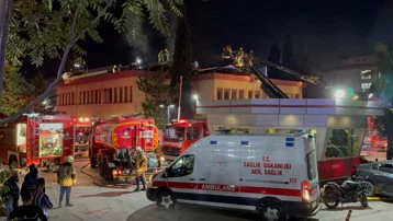 Kartal'da hastanenin çatısındaki yangın söndürüldü. İstanbul Valiliği'nden açıklama