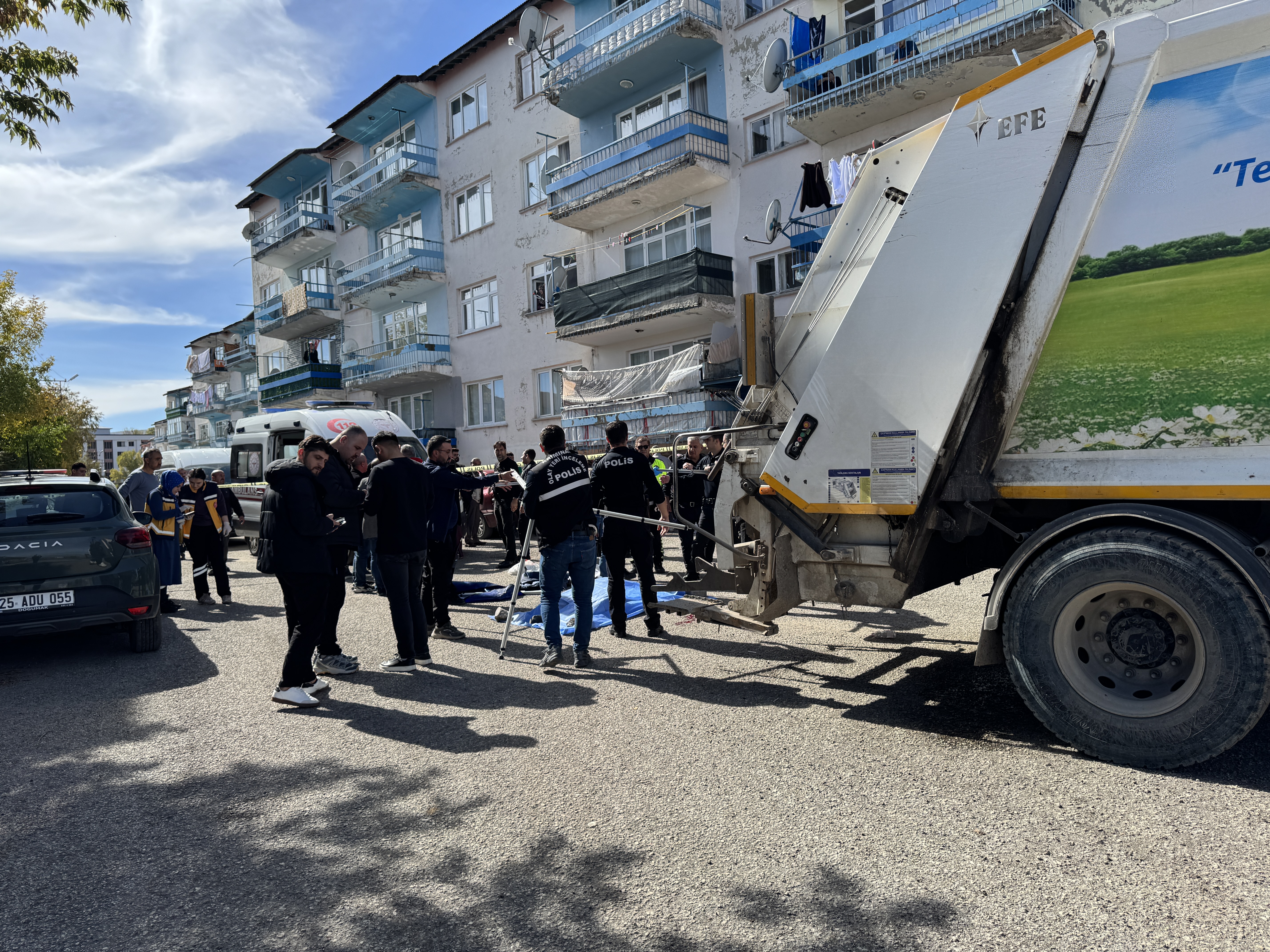 Çöp kamyonunun altında kalan kadın hayatını kaybetti