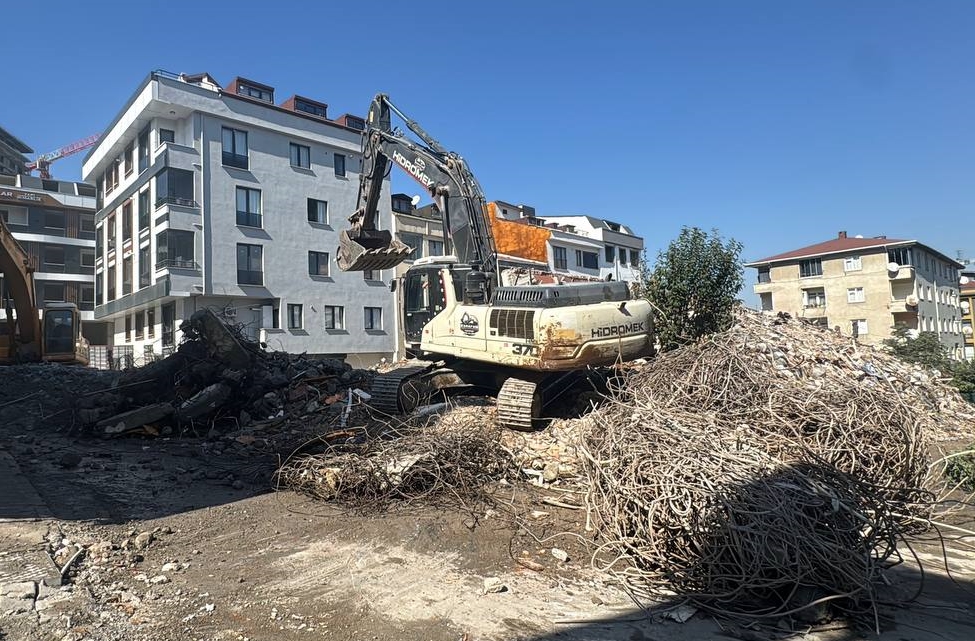 Küçükçekmece'de yıkım sırasında 7 katlı bina çöktü