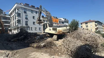 Küçükçekmece'de yıkım sırasında 7 katlı bina çöktü