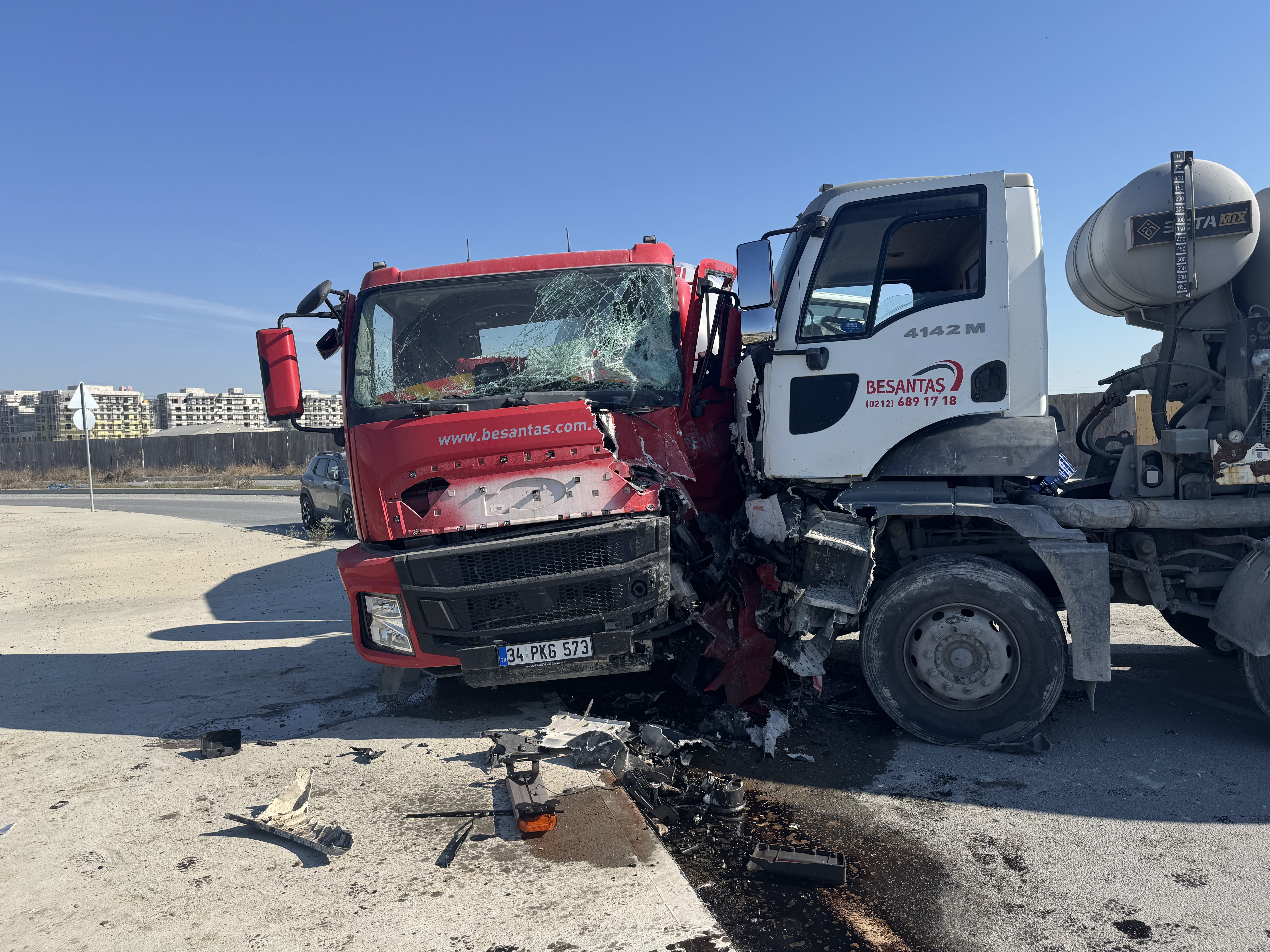 Avcılar'da iki beton mikseri çarpıştı. 2 yaralı