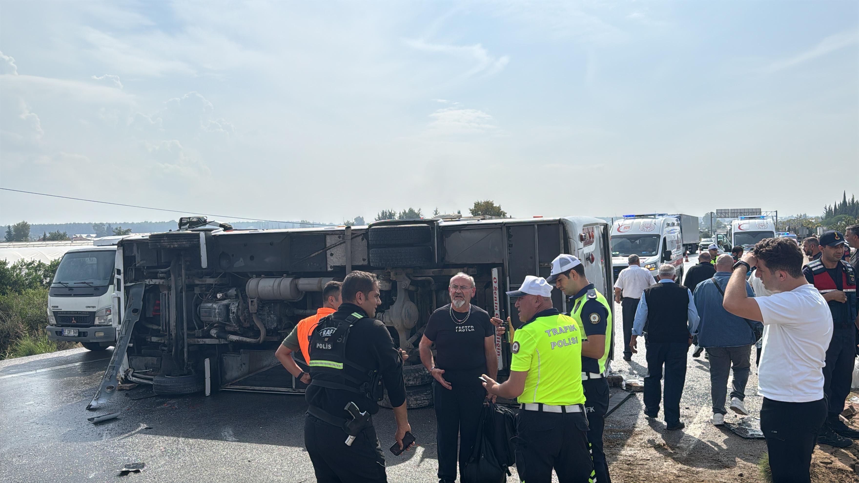 Antalya'da midibüs devrildi. 17 kişi yaralandı