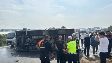 Antalya'da midibüs devrildi. 17 kişi yaralandı
