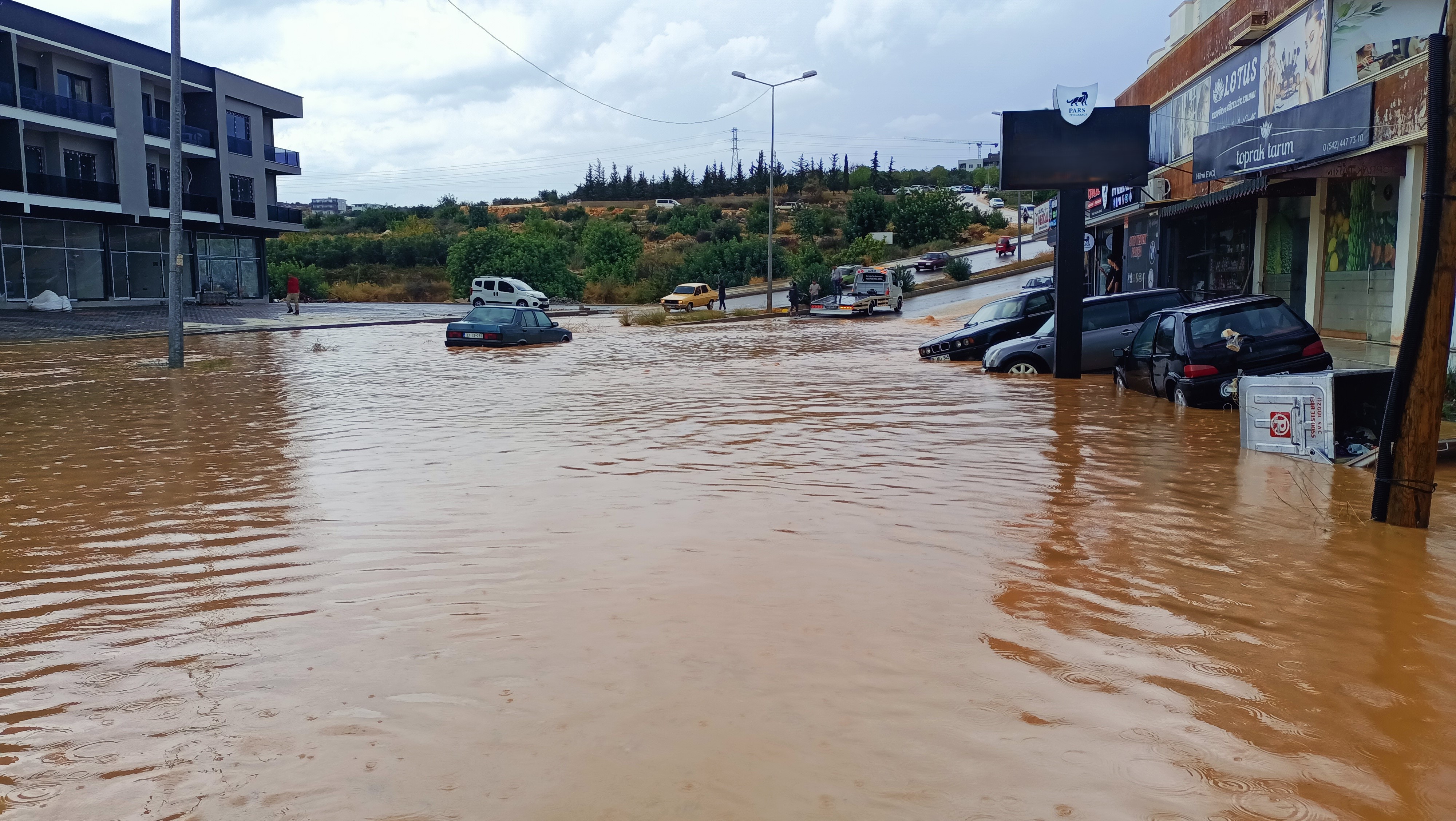 Mersin'de sağanak su baskınlarına neden oldu
