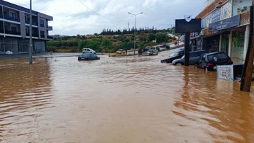 Mersin'de sağanak su baskınlarına neden oldu