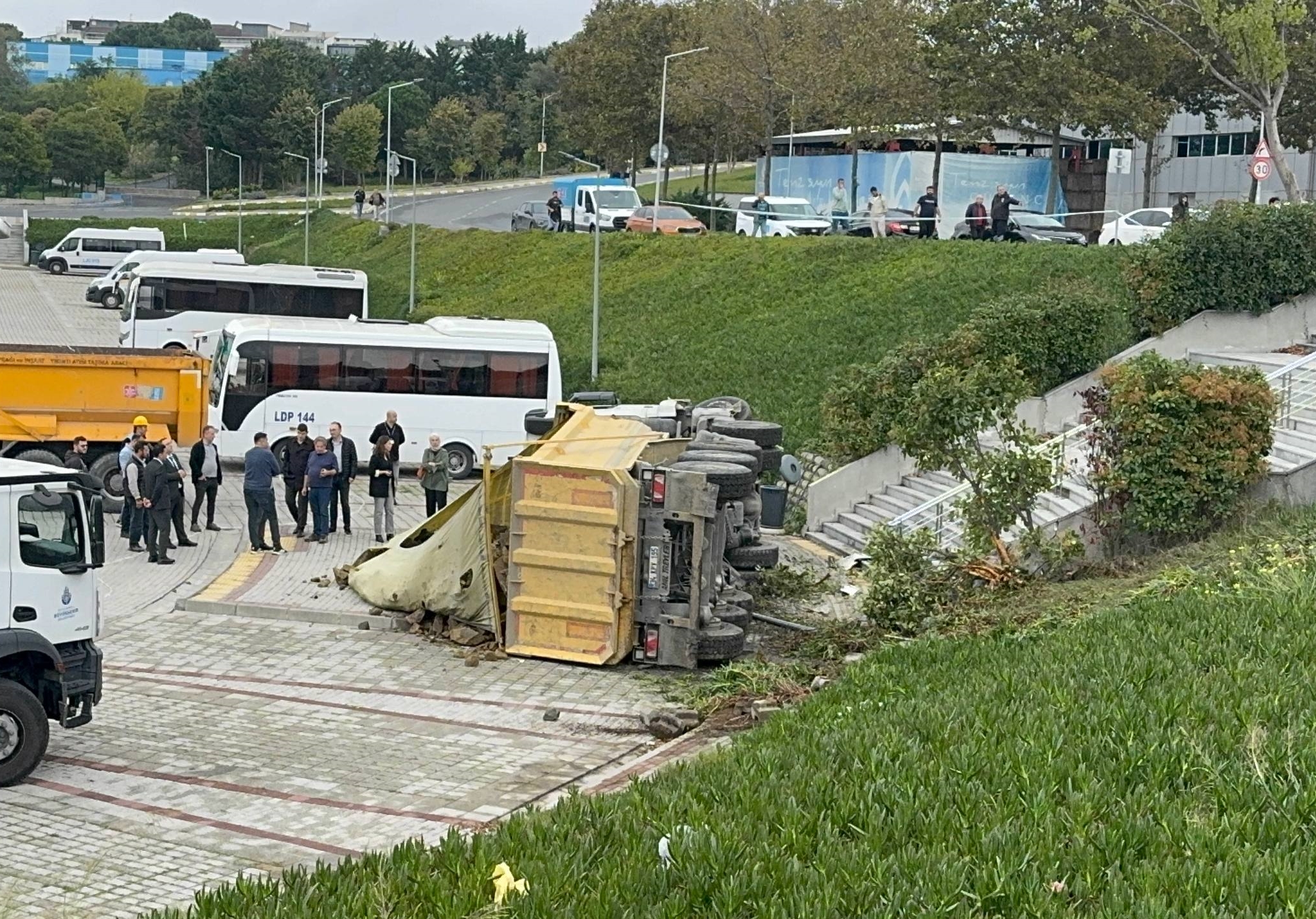 Eyüpsultan'da 2 otomobile çarpan hafriyat kamyonu İSKİ bahçesine yuvarlandı. 2 yaralı