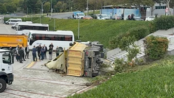 Eyüpsultan'da 2 otomobile çarpan hafriyat kamyonu İSKİ bahçesine yuvarlandı. 2 yaralı