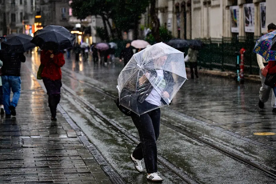 İstanbul'da yarın okullar tatil edildi. Motosikletlerin trafiğe çıkması yasaklandı