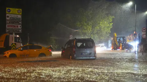 İstanbul'u sağanak ve fırtına vurdu. Yollar göle döndü, araçlar suya gömüldü