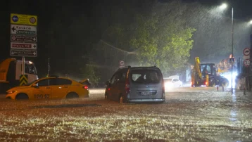 İstanbul'u sağanak ve fırtına vurdu. 2 kişi hayatını kaybetti